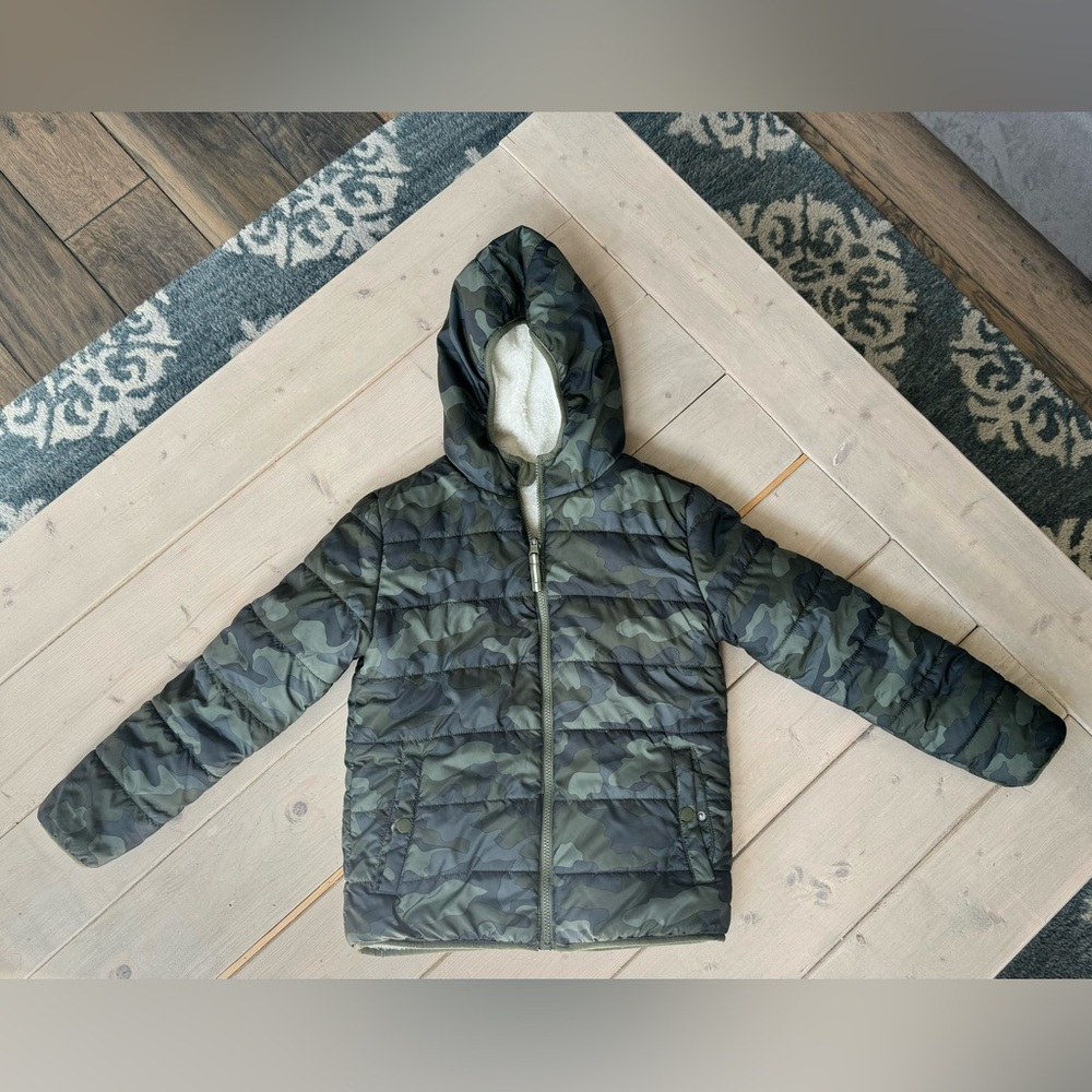 Kids' Camouflage Printed Reversible Puffer Jacket - Cat & Jack™ size Medium